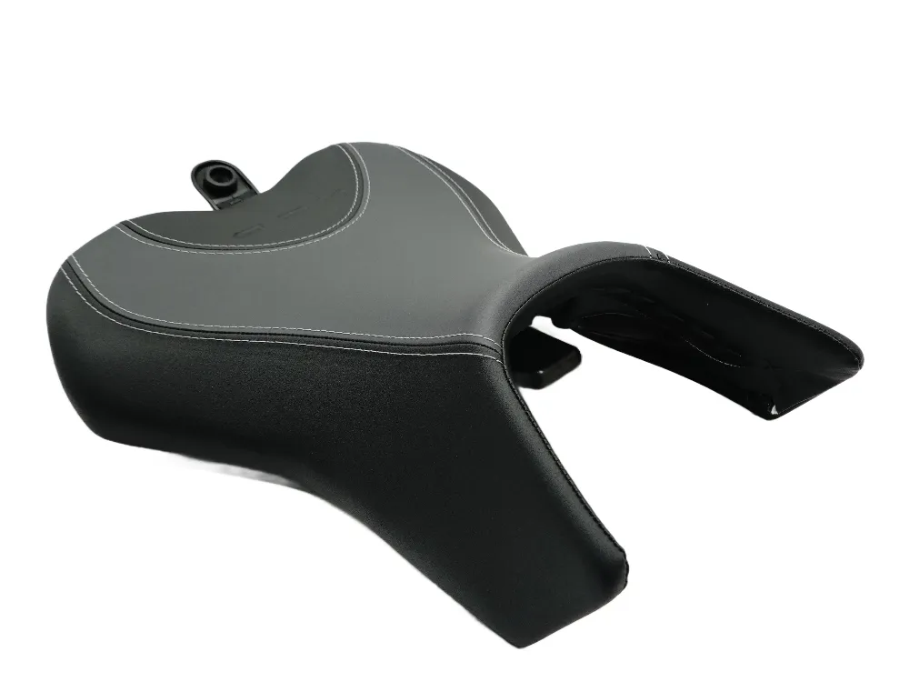 Suzuki Original Premium Sitz - GSX-8S / GSX-8R - 45100-25L10-CPF Suzuki Original Premium Sitz - GSX-8S / GSX-8R - 45100-25L10-CPF