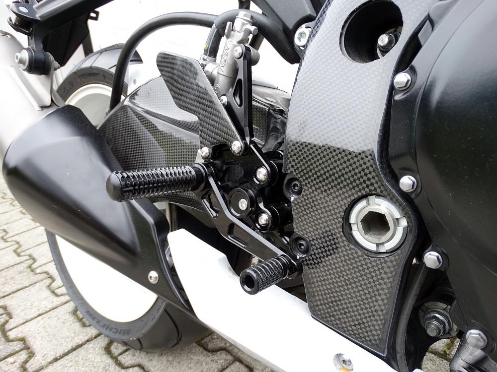 Factory_Fussrastenanlage_Suzuki_GSX_R_600_750_2011__rechts_am_motorrad Racing Fußrastenanlage Factory schwarz Suzuki GSX-R 600 750 2011-