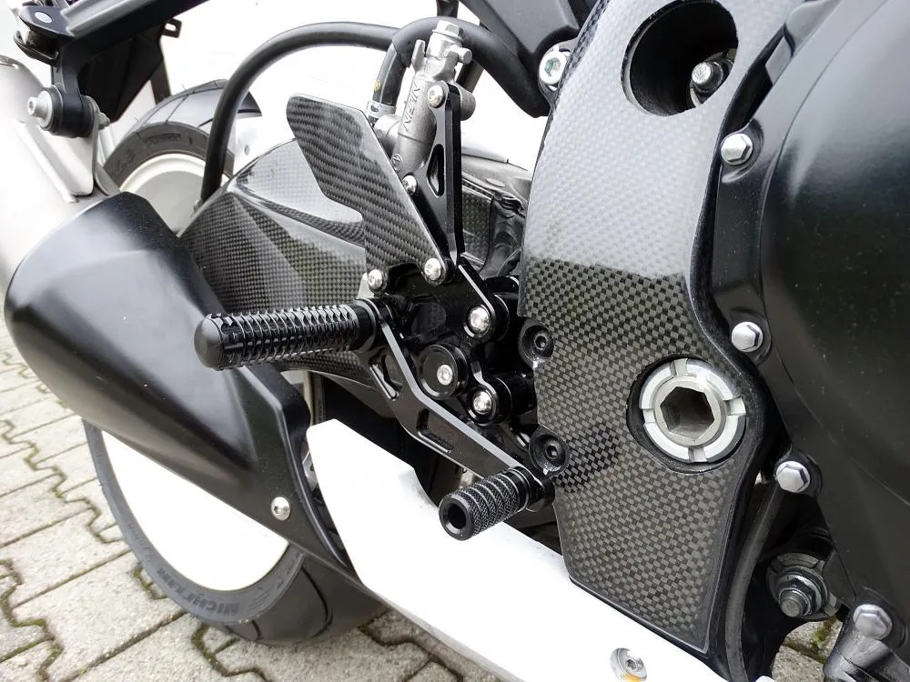 Factory_Fussrastenanlage_Suzuki_GSX_R_600_750_2011__rechts_am_motorrad Racing Fußrastenanlage Factory schwarz Suzuki GSX-R 600 750 2011-