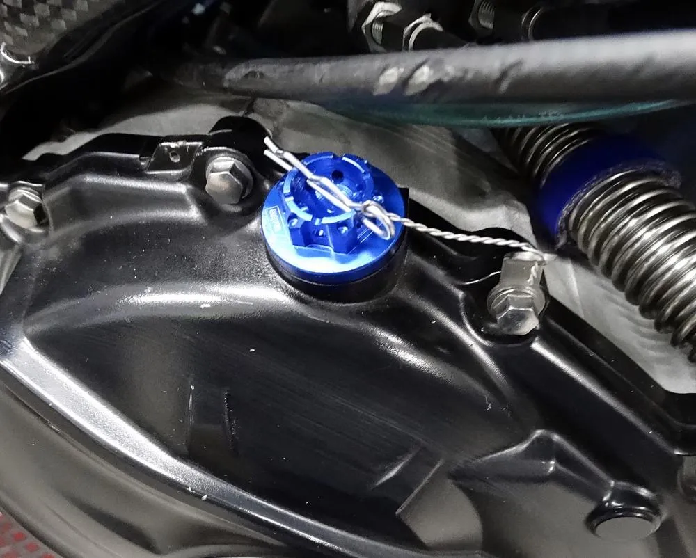 Racing_CNC_Oeleinfuellschraube_blau_mit_Splint Racing CNC Öleinfüllschraube blau M20x1.5 mm Suzuki