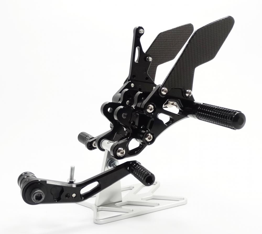 TMP_Fussrastenanlage_Suzuki_GSX_R_600_750_2011__Hauptansicht TMP Racing Fußrastenanlage Factory schwarz Suzuki GSX-R 600 750 2011-