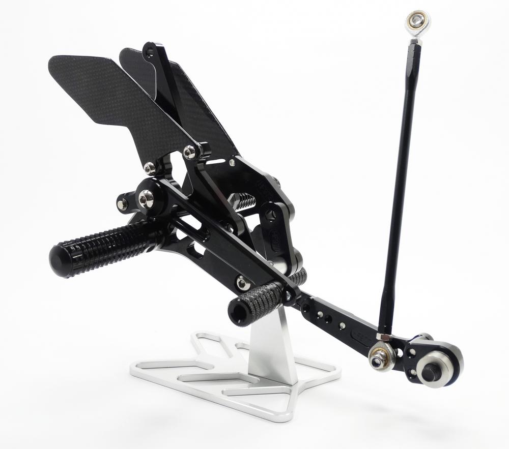 TMP_Fussrastenanlage_Suzuki_GSX_R_1000_2009_16_rechte_mitte_ansicht TMP Racing Fußrastenanlage Factory schwarz Suzuki GSX-R 1000 2009-16