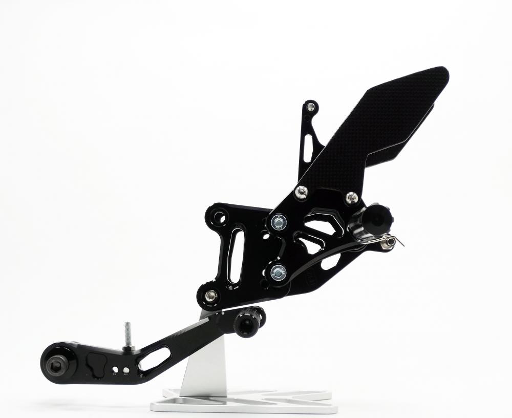 TMP_Fussrastenanlage_Suzuki_GSX_R_1000_2017_linke_ansicht TMP Racing Fußrastenanlage Factory schwarz Suzuki GSX-R 1000 /R 2017-