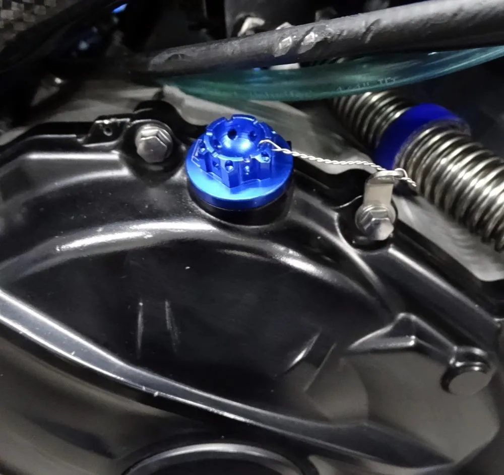 Racing_CNC_Oeleinfuellschraube_blau_direkt_verdrahtung Racing CNC Öleinfüllschraube blau M20x1.5 mm Suzuki