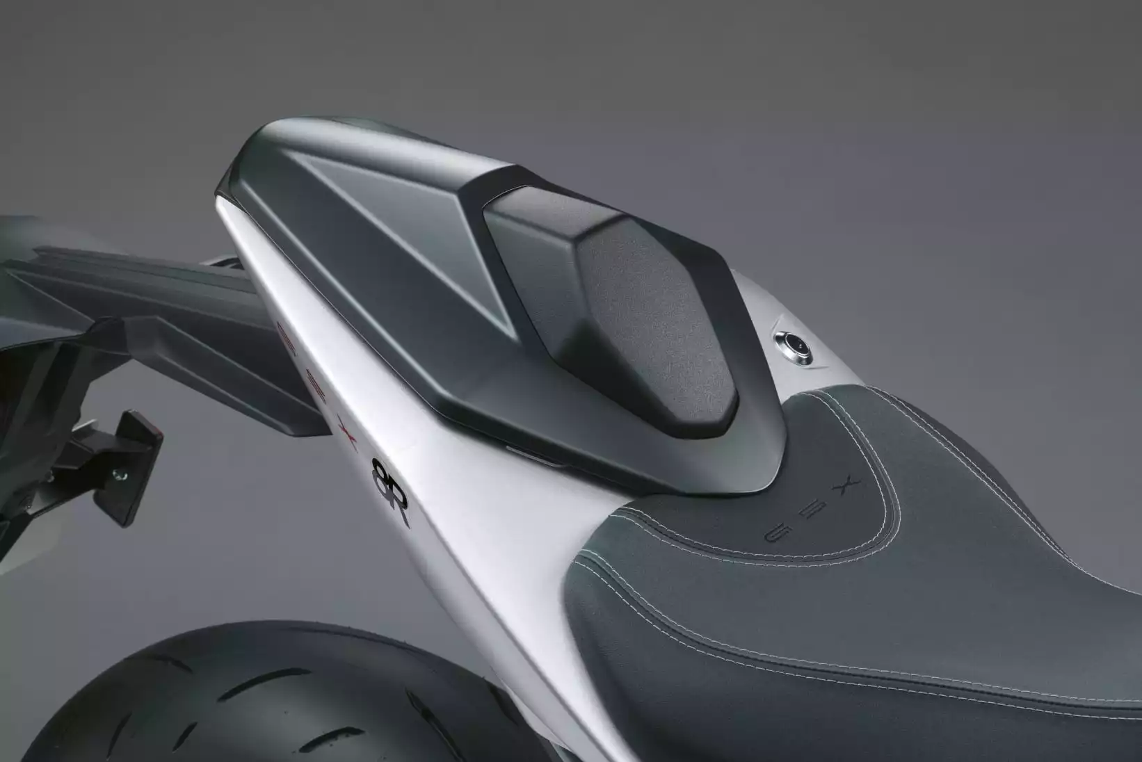 Suzuki-Original-Sitzbankabdeckung-schwarzmatt-GSX-8S-GSX-8R-45500-25800-000 Suzuki Original Sitzbankabdeckung schwarzmatt - GSX-8S / GSX-8R - 45500-25800