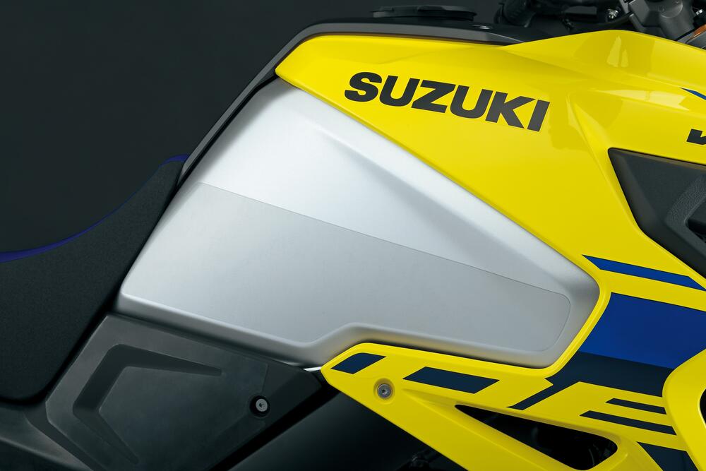 Suzuki_Original_Tankaufkleber__Tankschutzfolie_transparent___DL_1050_V_Strom_990D0_06L02_PAD Suzuki Original Tankaufkleber / Tankschutzfolie seitlich transparent - DL 1050 /DE V-Strom