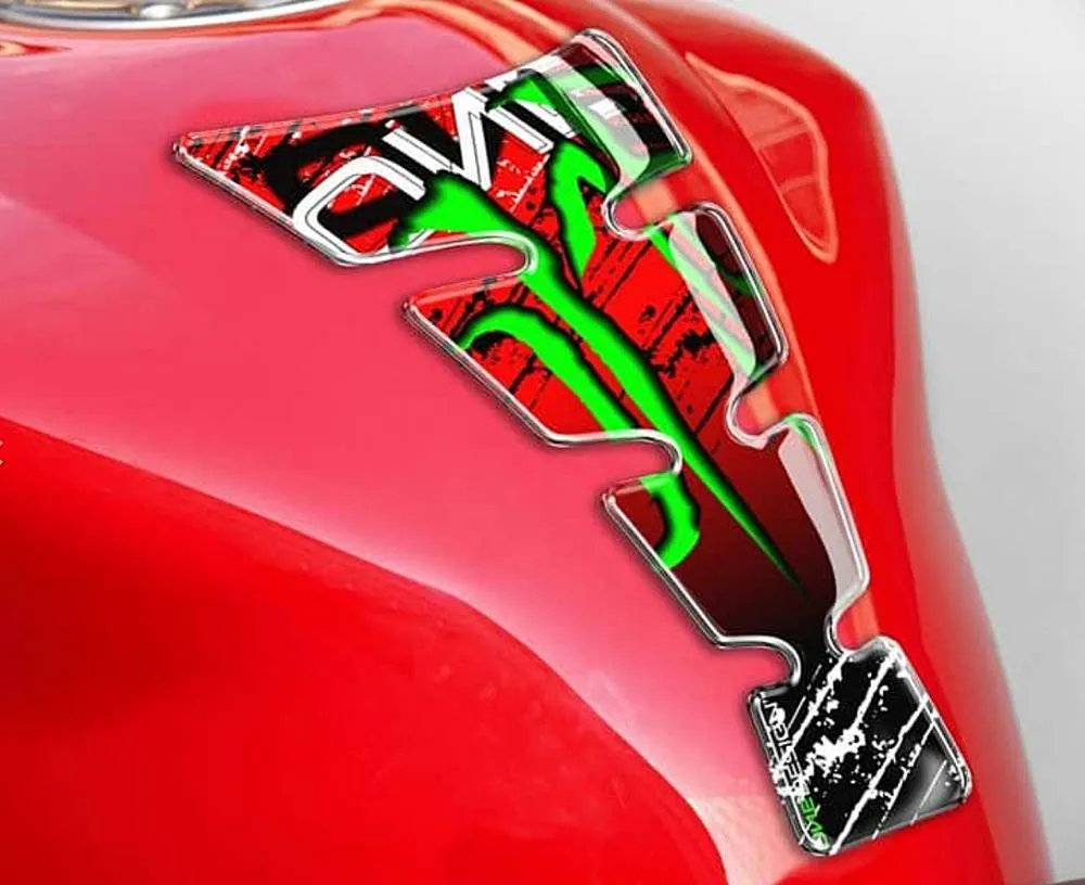 OneDesign_Tankpad_Moon_Scratching_gruen_Design_Universal_6765_am_Motorrad OneDesign Tankpad Spirit II Scratching grün Design Universal