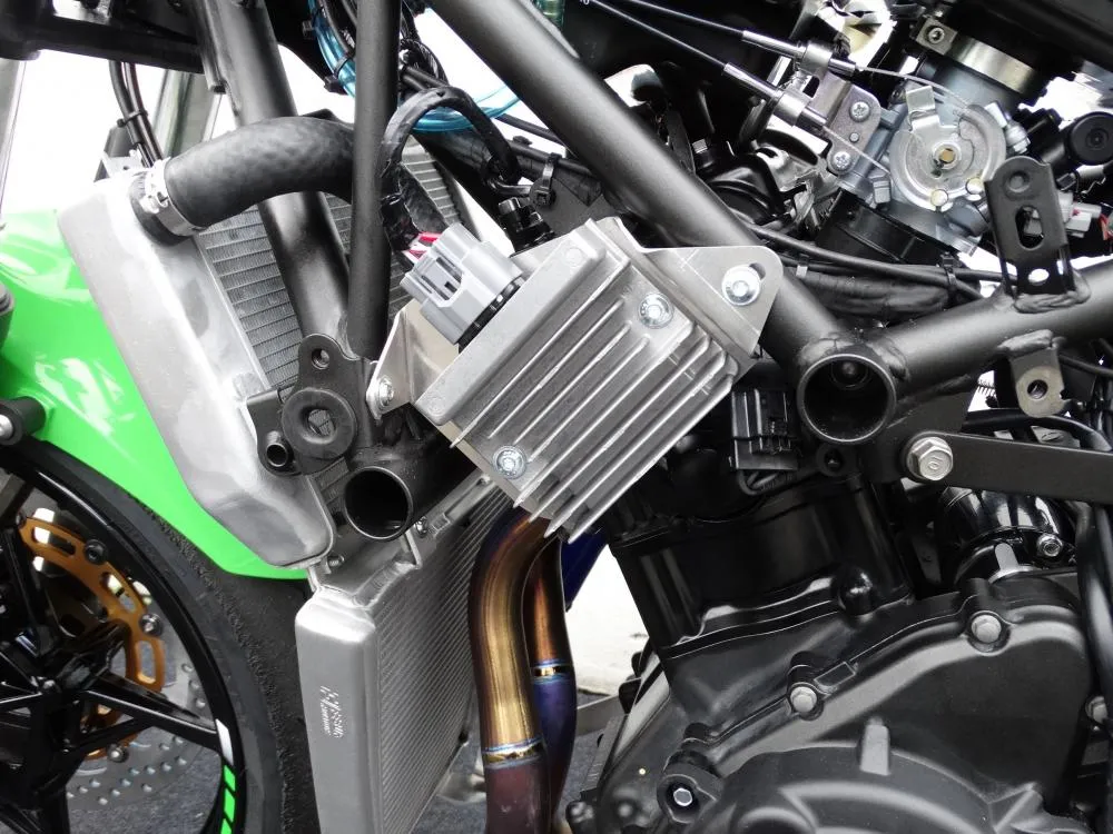 Kawasaki_Ninja_400_Regler_Halterung_am_Motorrad Racing Gleichrichter Halterung Kawasaki Ninja 400