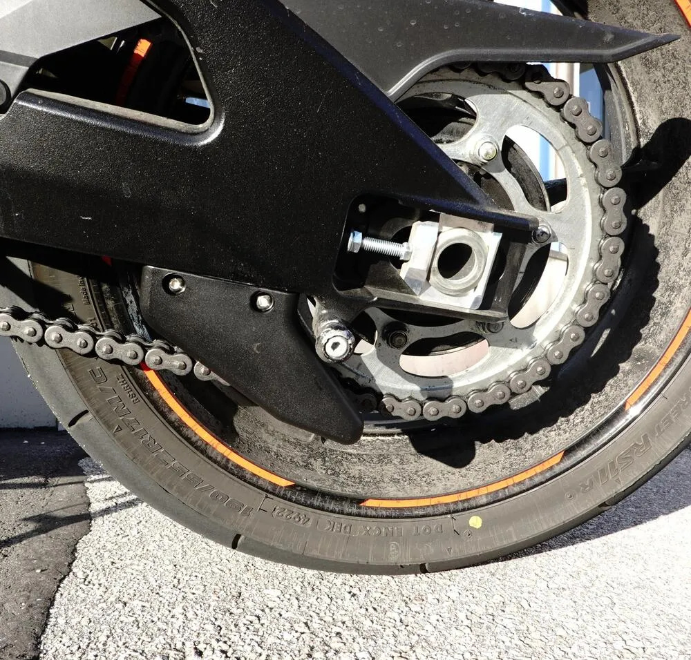 TMP_Racing_Motorrad_Kettenschutzfinne__9530_am_Motorrad_2 TMP Racing Motorrad Kettenschutzfinne