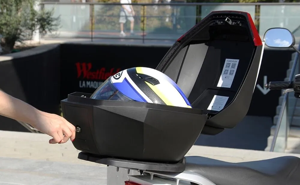 Furchtlos-SHIELD-S-Basic-Topcase-35-Liter-schwarz-silber-inkl-Montagekit-FU02TCPL000S14EX-100002-am-Roller-2 Furchtlos SHIELD S Basic Topcase - 35 Liter - schwarz/silber - inkl. Montagekit