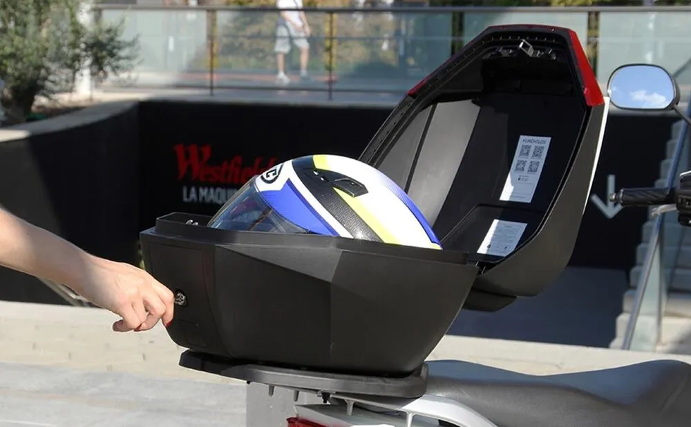 Furchtlos-SHIELD-S-Luxe-Topcase-35-Liter-am-Roller-offen Furchtlos SHIELD S Luxe Topcase - 35 Liter - schwarz/silber - inkl. Montagekit